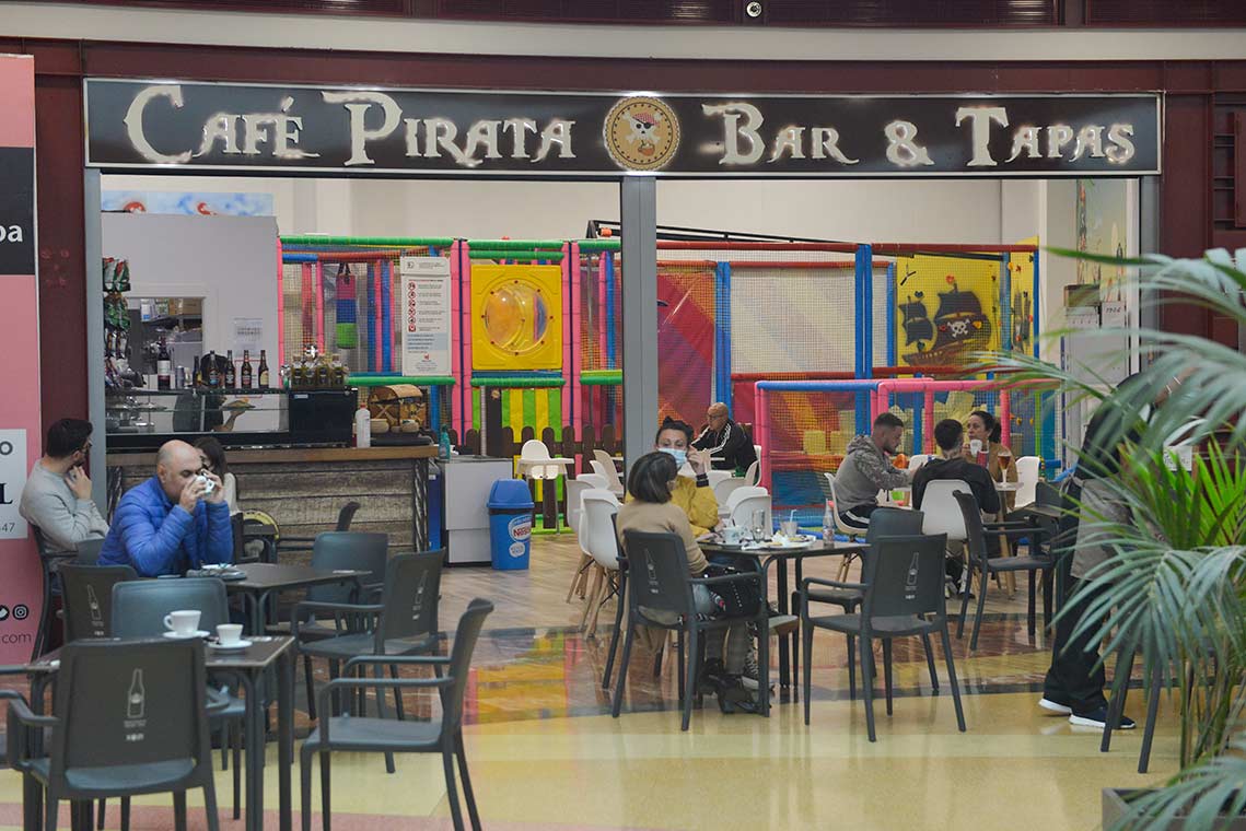 Abre en Getares el Café Pirata, un parque infantil con zona de bar